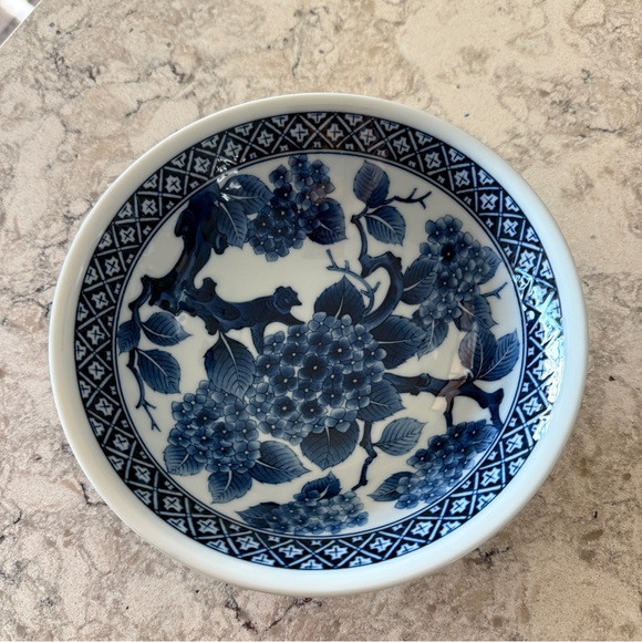 Set of 2 Japanese Blue White Floral Bowls - Picture 3 of 7